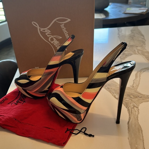 Christian Louboutin heels. I am a true US 7.5 size and they fit perfectly. - Picture 4 of 16